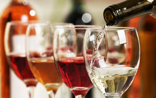 Употребление вина допускается после удаления родинки, но нужно помнить о вреде алкоголя